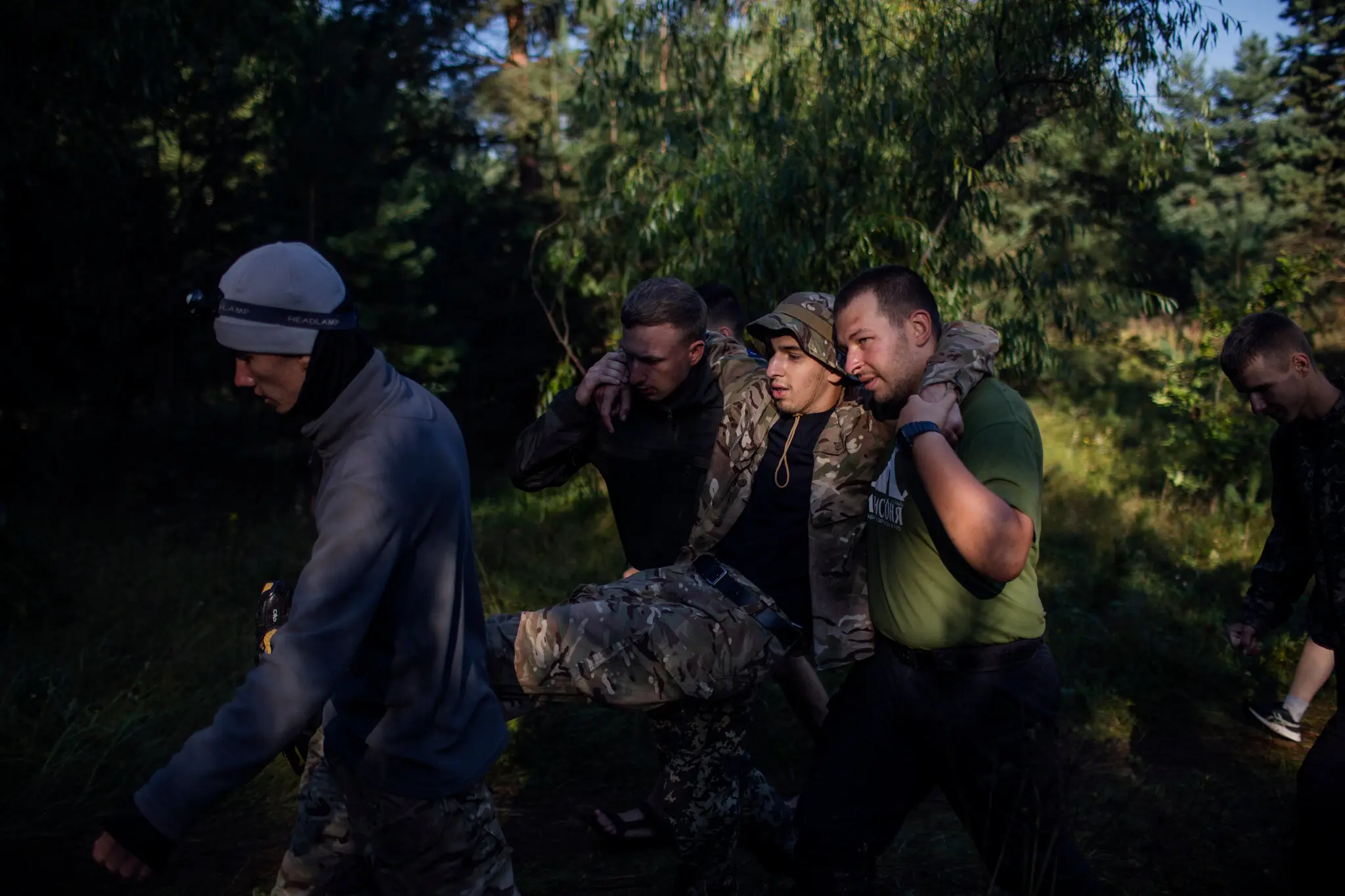 Ті, хто не може виконати важкі завдання табору, можуть подзвонити в дзвінок, щоб сповістити про своє бажання залишити табір. Потім їх виведуть.